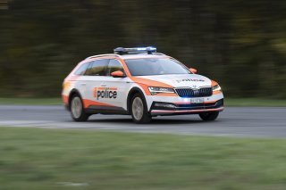 Dimanche matin, la police cantonale a intercepté un véhicule qui avait roulé à contresens sur l'autoroute A9 dans le Haut-Valais (image d'illustration).
